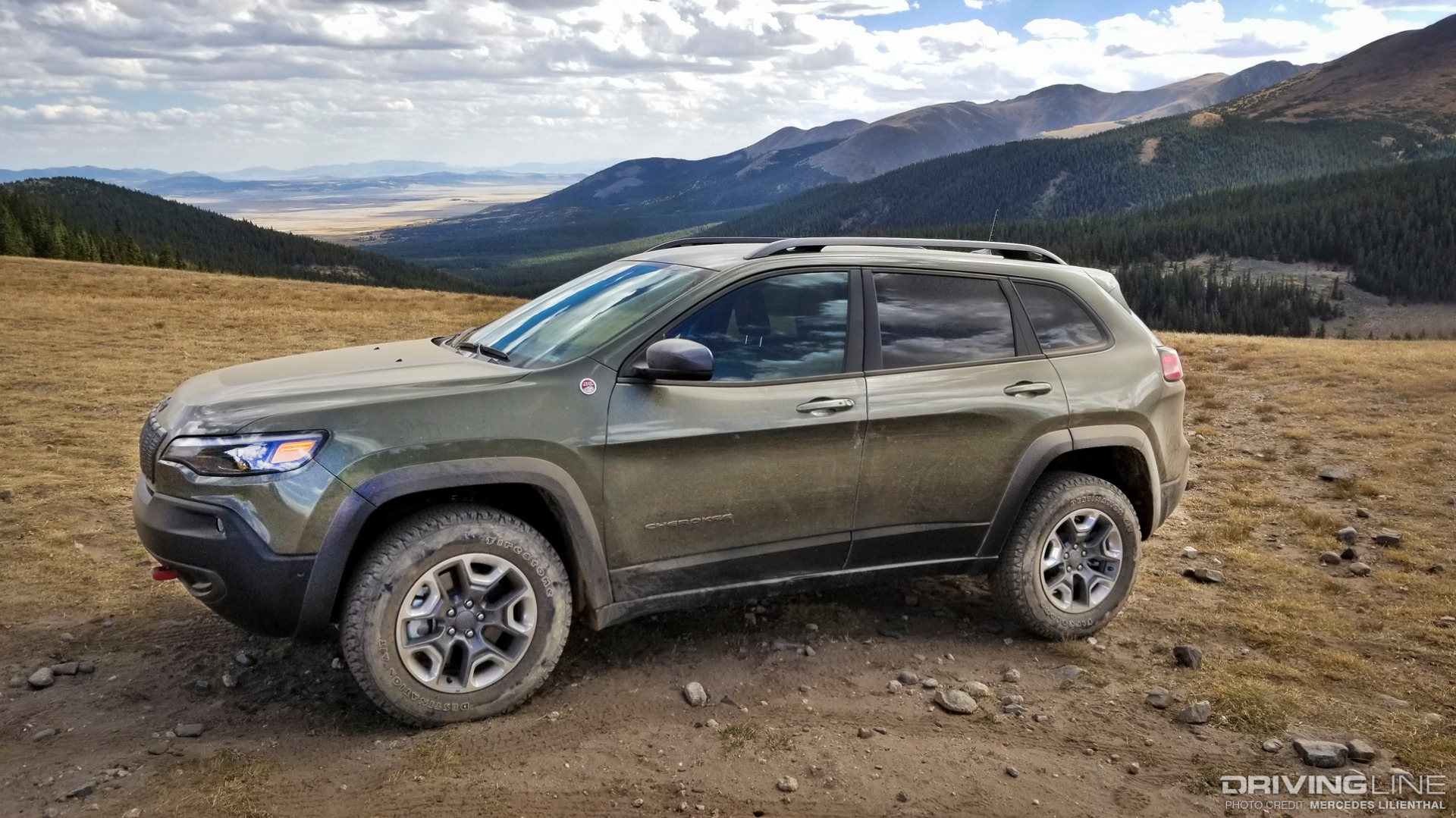 Jeep Cherokee Trailhawk side view